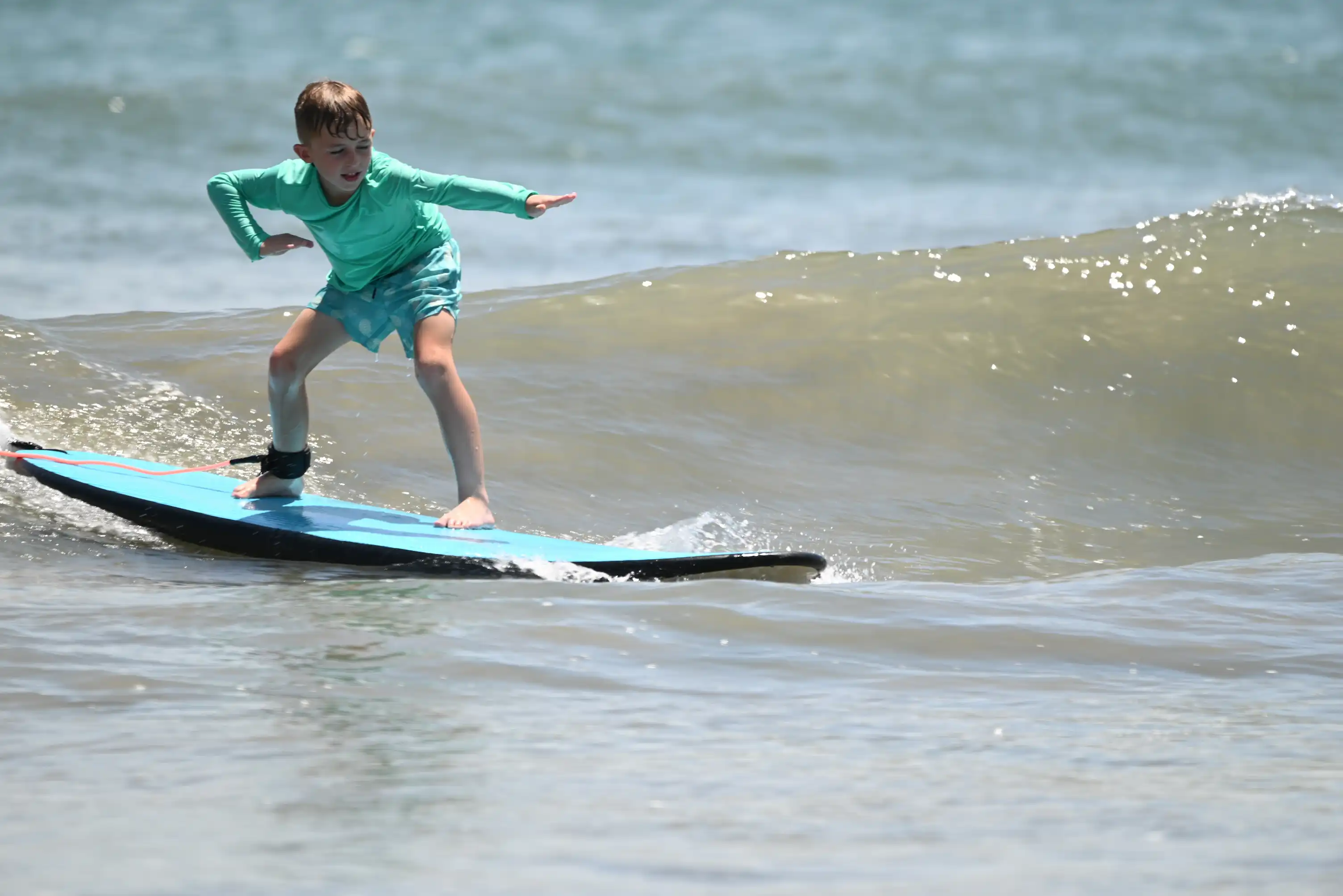 7 days surf lessons Tamarindo student riding confident green wave
