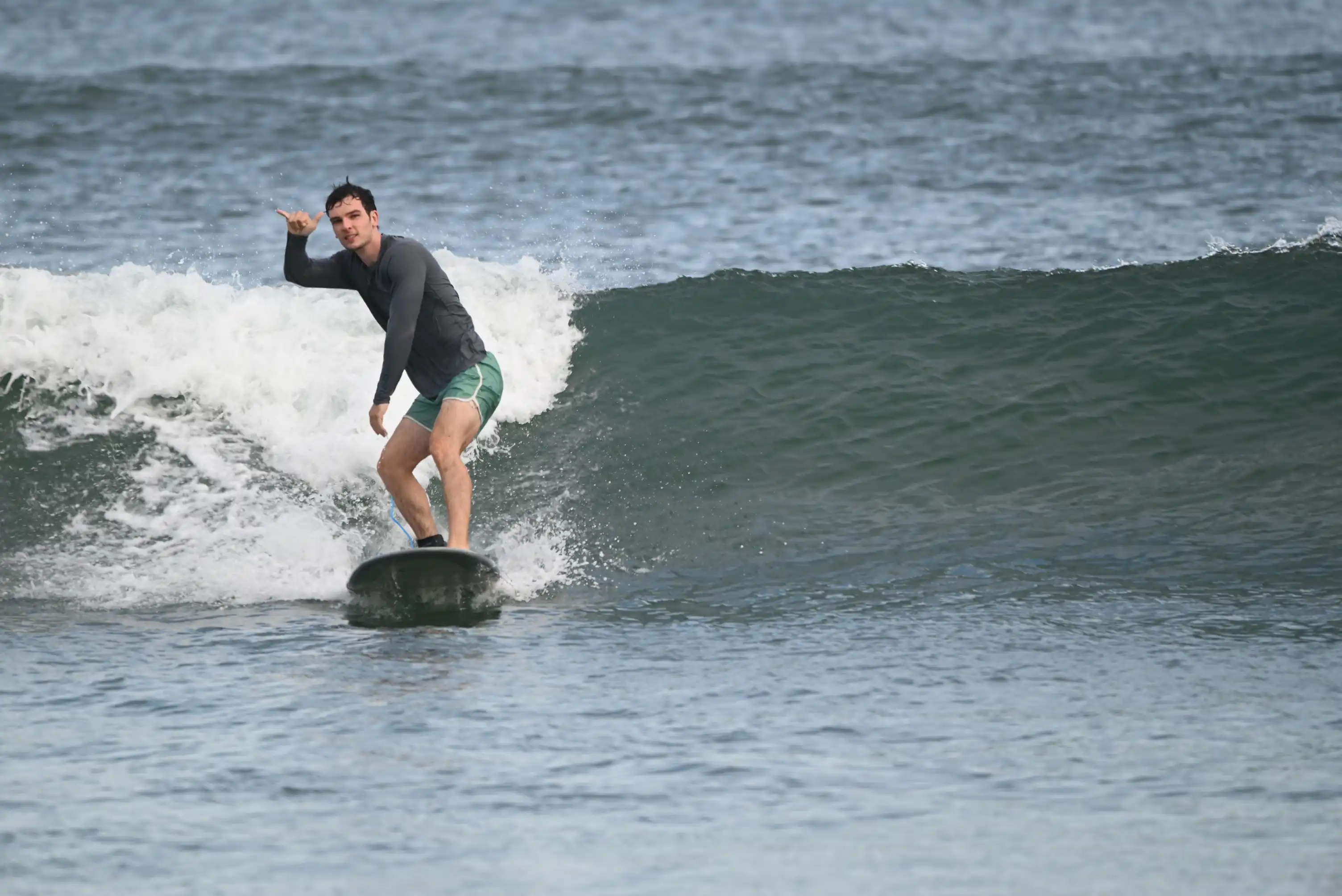 Surf camp in Tamarindo: certified instructor coaching technique